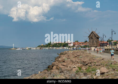 L'istmo e il mulino a vento, Nessebar, Bulgaria Foto Stock