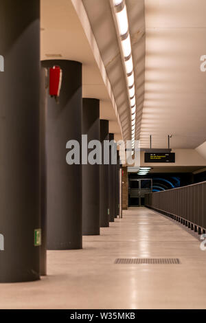 Familiarità prospettica di una linea di colonne nere a Berlino undergroundstation Brandenburger Tor Foto Stock