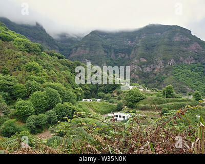 Il verde e selvaggia alta altitudine nel nord dell'Isola Canarie Tenerife, oltre a Los Realejos. Foreste di acacia e un imponente montagna rocciosa in bac Foto Stock