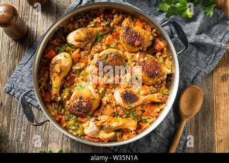 In casa spagnolo Arroz Con Pollo con verdure Foto Stock