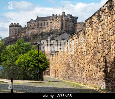 Parete Flodden e il Castello di Edimburgo situato nel cuore di Edimburgo città vecchia. Foto Stock