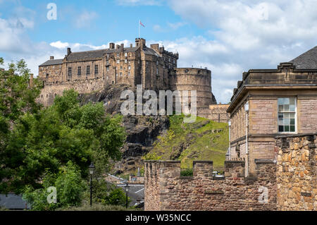 Parete Flodden e il Castello di Edimburgo situato nel cuore di Edimburgo città vecchia. Foto Stock