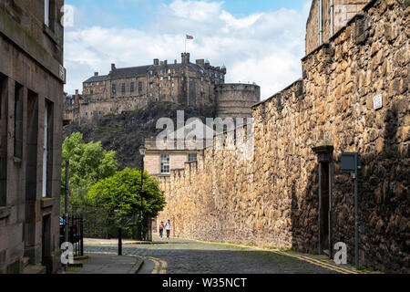 Parete Flodden e il Castello di Edimburgo situato nel cuore di Edimburgo città vecchia. Foto Stock