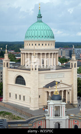 Potsdam, Germania. 12 Luglio, 2019. Veduta della chiesa di San Nikolai a Potsdam, preso dal Mercure Hotel. Credito: Monika Skolimowska/dpa-Zentralbild/ZB/dpa/Alamy Live News Foto Stock