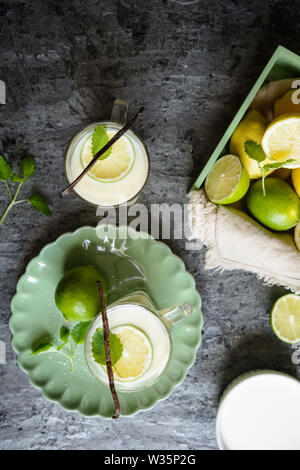 Italiano bevanda alcolica Crema di limoncello fatto di limoni, latte intero, la vaniglia e lo zucchero Foto Stock