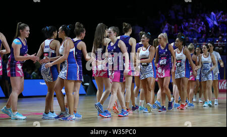 In Scozia i giocatori di agitare le mani con Samoa i giocatori dopo la partita durante il Netball World Cup Match al M&S Bank Arena, Liverpool. Foto Stock