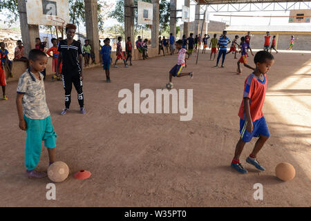 Etiopia, Tigray, Shire, rifugiati eritrei camp May-Ayni gestito da ARRA e UNHCR, allenamento calcio di classe per i bambini dal JRS / AETHIOPIEN, Tigray, Shire, Fluechtlingslager May-Ayni fuer eritreische Fluechtlinge, Sportzentrum und trauma counselling von Jesuit Refugee Service, Kinder beim Fussball formazione Foto Stock