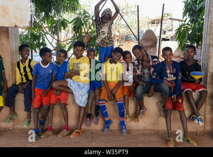 Etiopia, Tigray, Shire, rifugiati eritrei camp May-Ayni gestito da ARRA e UNHCR, allenamento calcio di classe per i bambini dal JRS / AETHIOPIEN, Tigray, Shire, Fluechtlingslager May-Ayni fuer eritreische Fluechtlinge, Sportzentrum und trauma counselling von Jesuit Refugee Service, Kinder beim Fussball formazione Foto Stock