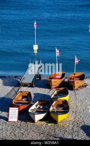 La birra luggers battenti bandiere sulla spiaggia di birra, East Devon, Inghilterra, Regno Unito Foto Stock