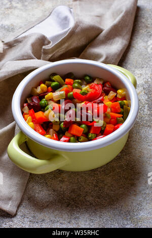 Bollito misto di verdure in pentola verde Foto Stock