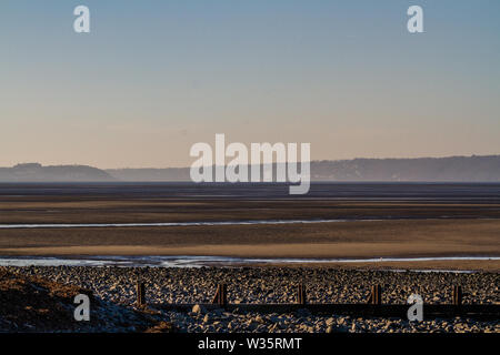 Spiaggia di Manchester guardando Anglesey sul giorno di novembre, Conwy, il Galles del Nord. Foto Stock