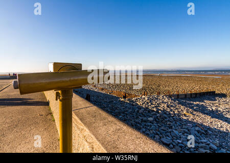Spiaggia di Manchester e a gettone telescopio sul giorno di novembre, Conwy, il Galles del Nord. Foto Stock