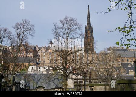 Il mozzo di Edimburgo dietro le case Foto Stock