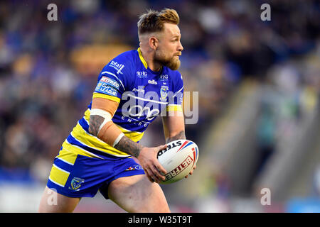 Warrington, Cheshire, Regno Unito. 12 Luglio, 2019. RFL Rugby League, Warrington lupi rispetto a Salford Red Devils; Blake Austin di Warrington lupi cerca un pass di credito di uscita: Azione Plus sport/Alamy Live News Foto Stock