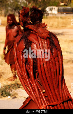 Himba stile di capelli su una donna alla città di Outjo, Namibia Foto Stock