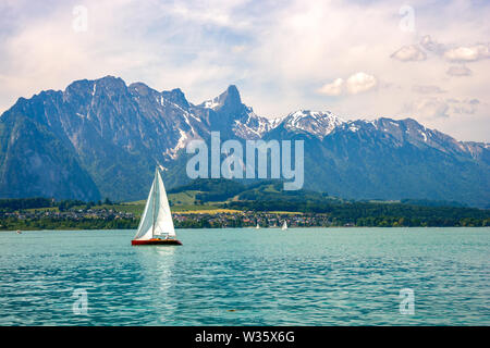 Nave a vela sul lago di Thun, Svizzera Foto Stock