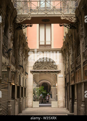 Vista del passaggio di Bacardi, antica strada coperta che conduce a Plaza Real, nel Barrio Gotico, del distretto centrale di Barcellona, Spagna. Foto Stock