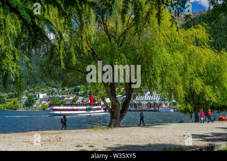 Vista del litorale e la spiaggia cittadina del Lago Wakatipu in Queenstown sulla giornata di sole, Isola del Sud della Nuova Zelanda Foto Stock