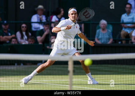 Londra, Regno Unito. 12 Luglio, 2019. Roger Federer durante gli uomini singoli semi-partita finale del torneo di Wimbledon Lawn Tennis Championships contro Rafael Nadal di Spagna a tutti England Lawn Tennis e Croquet Club di Londra, in Inghilterra il 12 luglio 2019. Credito: Aflo Co. Ltd./Alamy Live News Foto Stock