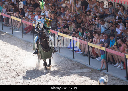 Adam Firyn in giostre durante la XXVIII Miedzynarodowy Turniej Rycerski Krola Jana III (il Torneo del Re Giovanni III) in stile gotico Ordine Teutonico cas Foto Stock