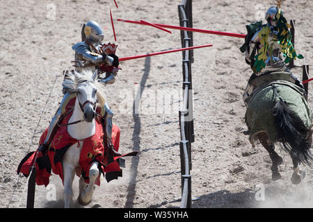 Adam Firyn in giostre durante la XXVIII Miedzynarodowy Turniej Rycerski Krola Jana III (il Torneo del Re Giovanni III) in stile gotico Ordine Teutonico cas Foto Stock