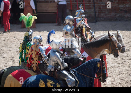 Adam Firyn in giostre durante la XXVIII Miedzynarodowy Turniej Rycerski Krola Jana III (il Torneo del Re Giovanni III) in stile gotico Ordine Teutonico cas Foto Stock