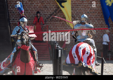 Ordine del Crescent knight Jeffrey Hedgecock in giostre durante la XXVIII Miedzynarodowy Turniej Rycerski Krola Jana III (il Torneo del Re Jo Foto Stock