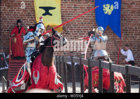 Ordine del Crescent knight Steve Mallett in giostre durante la XXVIII Miedzynarodowy Turniej Rycerski Krola Jana III (il Torneo del Re Giovanni I Foto Stock