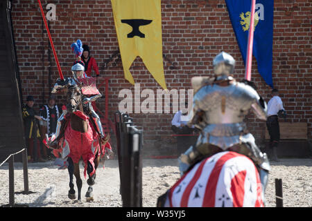 Ordine del Crescent knight Jeffrey Hedgecock in giostre durante la XXVIII Miedzynarodowy Turniej Rycerski Krola Jana III (il Torneo del Re Jo Foto Stock