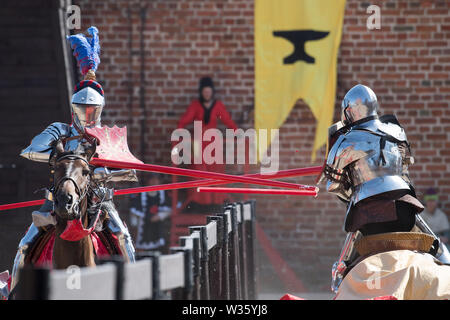 Ordine del Crescent knight Jeffrey Hedgecock in giostre durante la XXVIII Miedzynarodowy Turniej Rycerski Krola Jana III (il Torneo del Re Jo Foto Stock