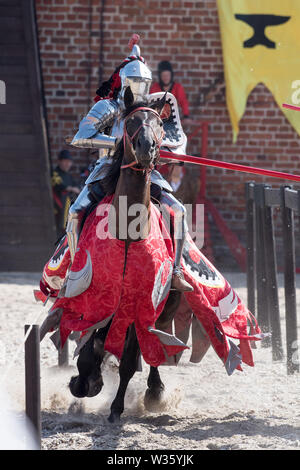 Ordine del Crescent knight Steve Mallett in giostre durante la XXVIII Miedzynarodowy Turniej Rycerski Krola Jana III (il Torneo del Re Giovanni I Foto Stock