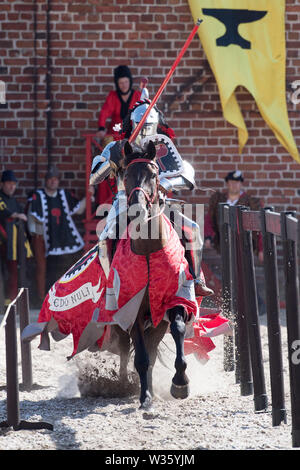 Ordine del Crescent knight Steve Mallett in giostre durante la XXVIII Miedzynarodowy Turniej Rycerski Krola Jana III (il Torneo del Re Giovanni I Foto Stock