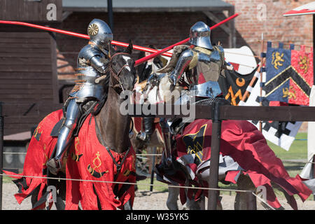 Ordine del Crescent knight Tobias Capwell nella giostra durante la XXVIII Miedzynarodowy Turniej Rycerski Krola Jana III (il Torneo del Re Giovanni Foto Stock