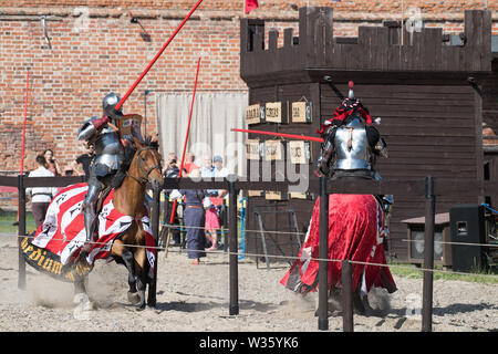 Ordine del Crescent knight Tobias Capwell nella giostra durante la XXVIII Miedzynarodowy Turniej Rycerski Krola Jana III (il Torneo del Re Giovanni Foto Stock