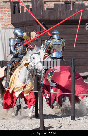 Ordine del Crescent knight Tobias Capwell nella giostra durante la XXVIII Miedzynarodowy Turniej Rycerski Krola Jana III (il Torneo del Re Giovanni Foto Stock