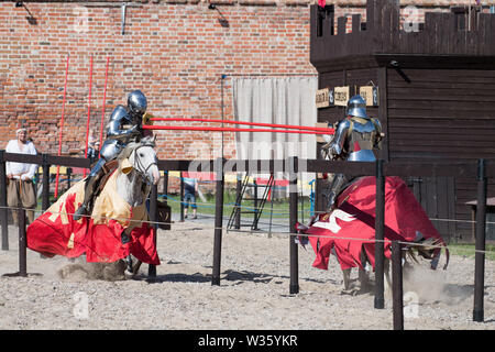 Ordine del Crescent knight Tobias Capwell nella giostra durante la XXVIII Miedzynarodowy Turniej Rycerski Krola Jana III (il Torneo del Re Giovanni Foto Stock