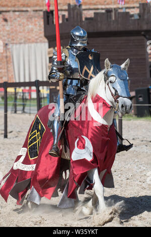 Ordine del Crescent knight Tobias Capwell nella giostra durante la XXVIII Miedzynarodowy Turniej Rycerski Krola Jana III (il Torneo del Re Giovanni Foto Stock