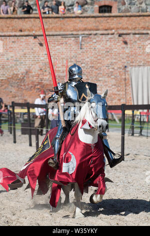 Ordine del Crescent knight Tobias Capwell nella giostra durante la XXVIII Miedzynarodowy Turniej Rycerski Krola Jana III (il Torneo del Re Giovanni Foto Stock