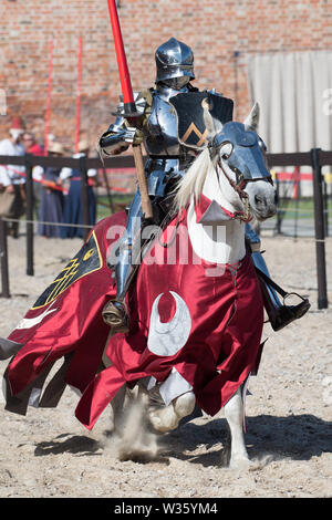 Ordine del Crescent knight Tobias Capwell nella giostra durante la XXVIII Miedzynarodowy Turniej Rycerski Krola Jana III (il Torneo del Re Giovanni Foto Stock