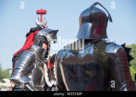 Ordine del Crescent knight Steve Mallett in giostre durante la XXVIII Miedzynarodowy Turniej Rycerski Krola Jana III (il Torneo del Re Giovanni I Foto Stock