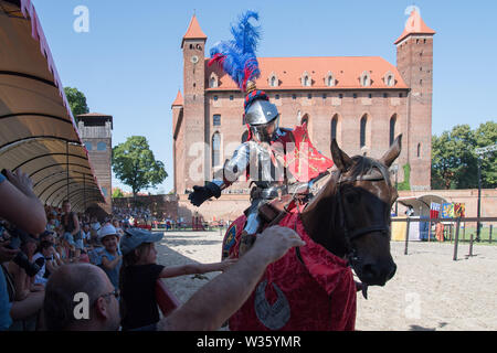 Ordine del Crescent knight Jeffrey Hedgecock in giostre durante la XXVIII Miedzynarodowy Turniej Rycerski Krola Jana III (il Torneo del Re Jo Foto Stock