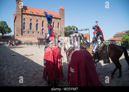 Ordine del Crescent cavalieri Jeffrey Hedgecock, Tobias Capwell e Steve Mallett in giostre durante la XXVIII Miedzynarodowy Turniej Rycerski Krola Foto Stock