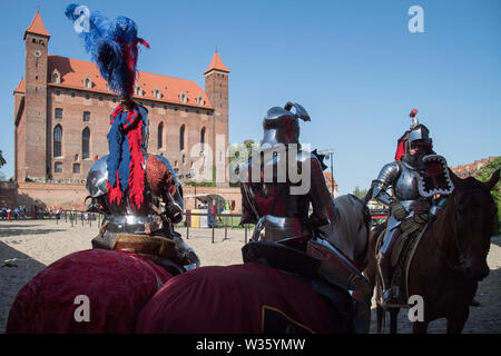 Ordine del Crescent cavalieri Jeffrey Hedgecock, Tobias Capwell e Steve Mallett in giostre durante la XXVIII Miedzynarodowy Turniej Rycerski Krola Foto Stock