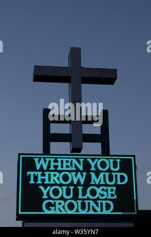 Motivazionale messaggio religioso su un cartello luminoso Foto Stock