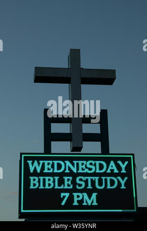 Motivazionale messaggio religioso su un cartello luminoso Foto Stock