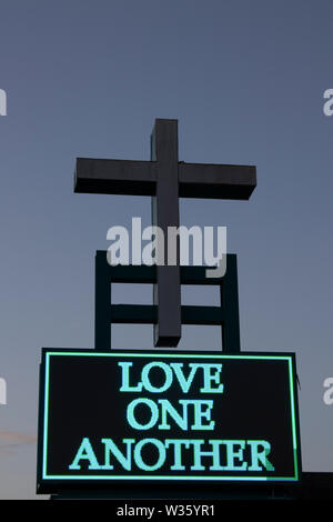 Motivazionale messaggio religioso su un cartello luminoso Foto Stock