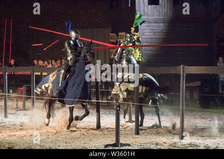 Adam Firyn in giostre durante la XXVIII Miedzynarodowy Turniej Rycerski Krola Jana III (il Torneo del Re Giovanni III) in stile gotico Ordine Teutonico cas Foto Stock