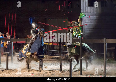 Adam Firyn in giostre durante la XXVIII Miedzynarodowy Turniej Rycerski Krola Jana III (il Torneo del Re Giovanni III) in stile gotico Ordine Teutonico cas Foto Stock