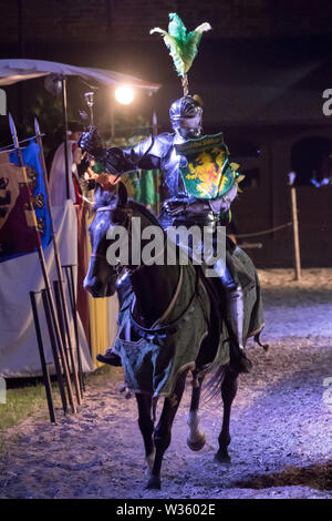 Adam Firyn in giostre durante la XXVIII Miedzynarodowy Turniej Rycerski Krola Jana III (il Torneo del Re Giovanni III) in stile gotico Ordine Teutonico cas Foto Stock