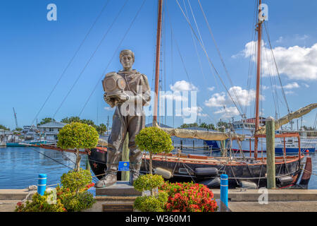 Tarpon Springs, in Florida. Un piccolo waterside storica cittadina con una spugna approdo per le barche e la statua di un subacqueo in spugna. Foto Stock